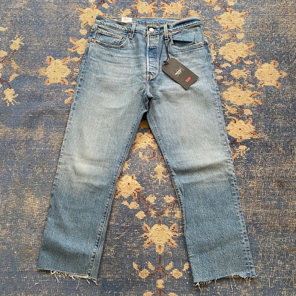 NWT Levi's 501 Cropped in Tango Tunes - Picture 3 of 4